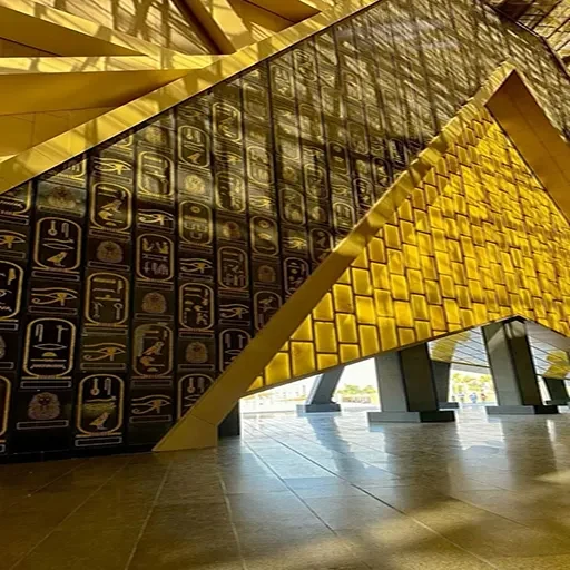 Excursion privée en avion d’Hurghada au Grand Musée Égyptien et aux pyramides de Gizeh
