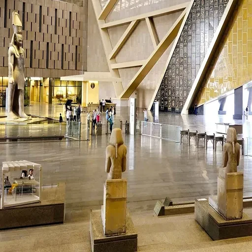 Excursion privée en avion d’Hurghada au Grand Musée Égyptien et aux pyramides de Gizeh