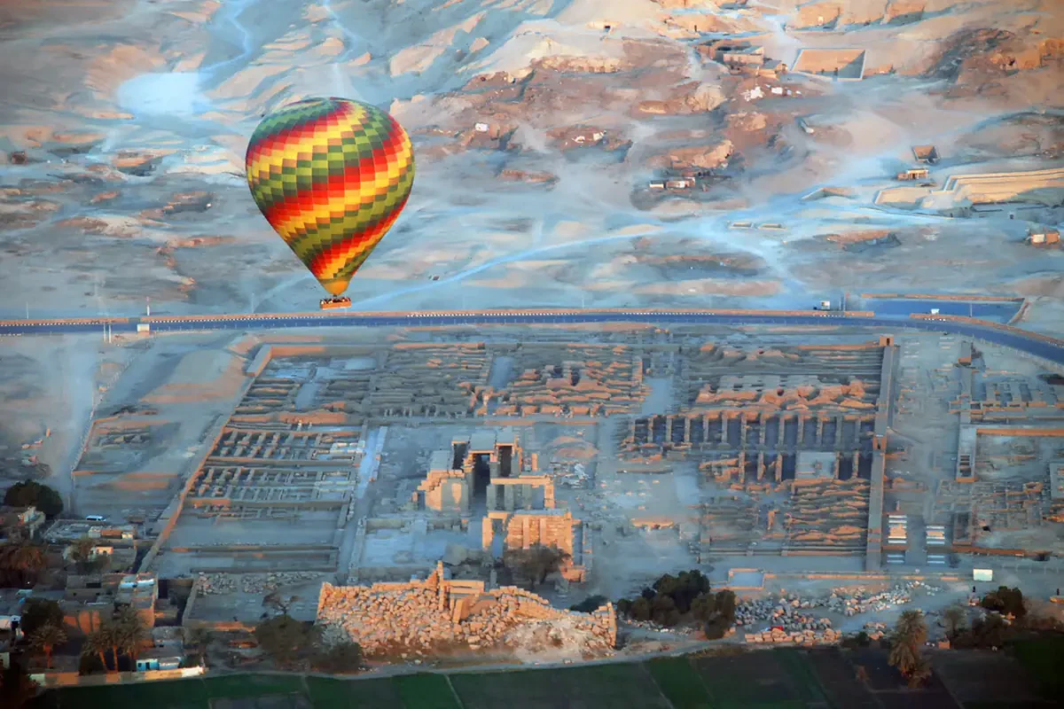 Vol spectaculaire en montgolfière au lever du soleil à Louxor