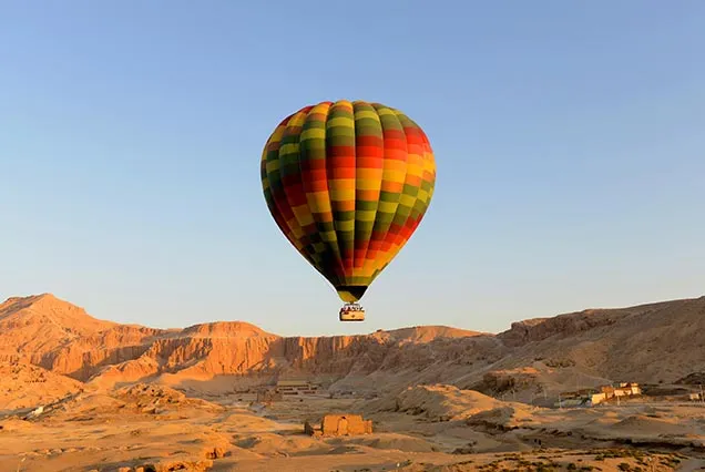Vol spectaculaire en montgolfière au lever du soleil à Louxor