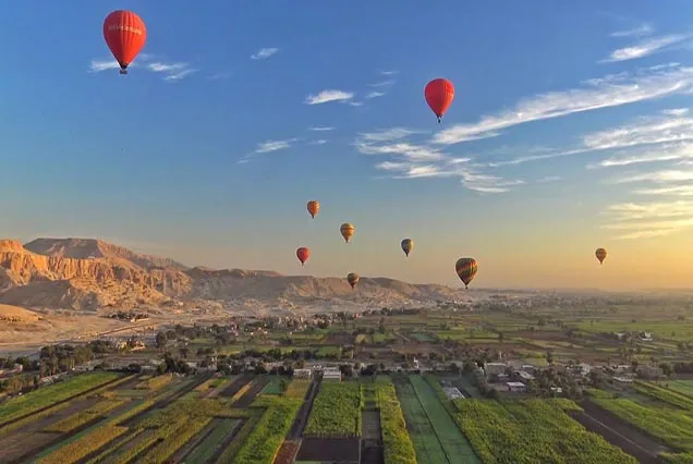 Vol spectaculaire en montgolfière au lever du soleil à Louxor