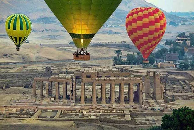 Vol spectaculaire en montgolfière au lever du soleil à Louxor