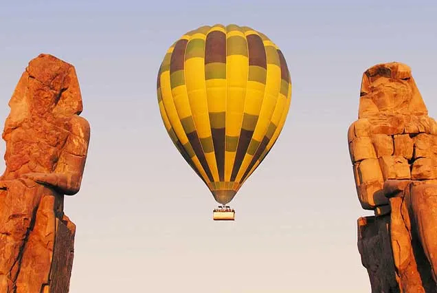 Vol spectaculaire en montgolfière au lever du soleil à Louxor