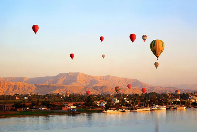 Vol spectaculaire en montgolfière au lever du soleil à Louxor