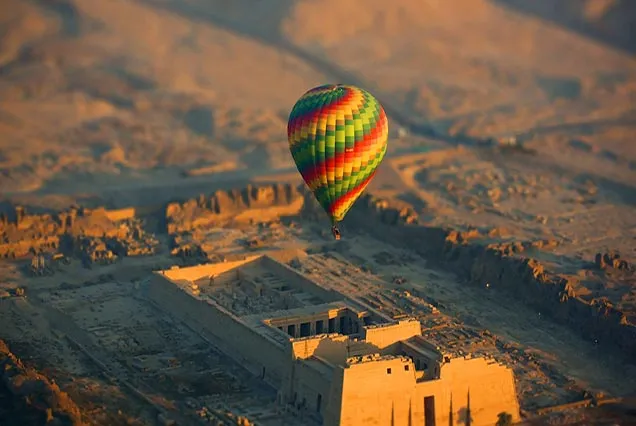 Vol spectaculaire en montgolfière au lever du soleil à Louxor